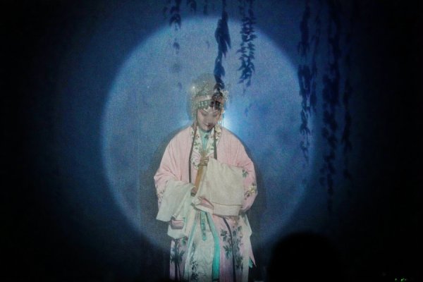 上海女演员在伦敦演杜丽娘……