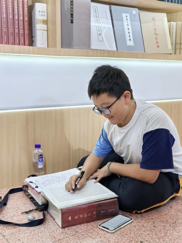 上海书展动东说念主一幕：12岁少年抄录《敦煌学大辞典》